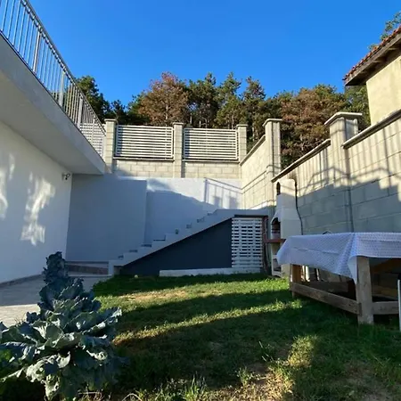 Lola Seaview Guest House. уютный домик в варне Varna